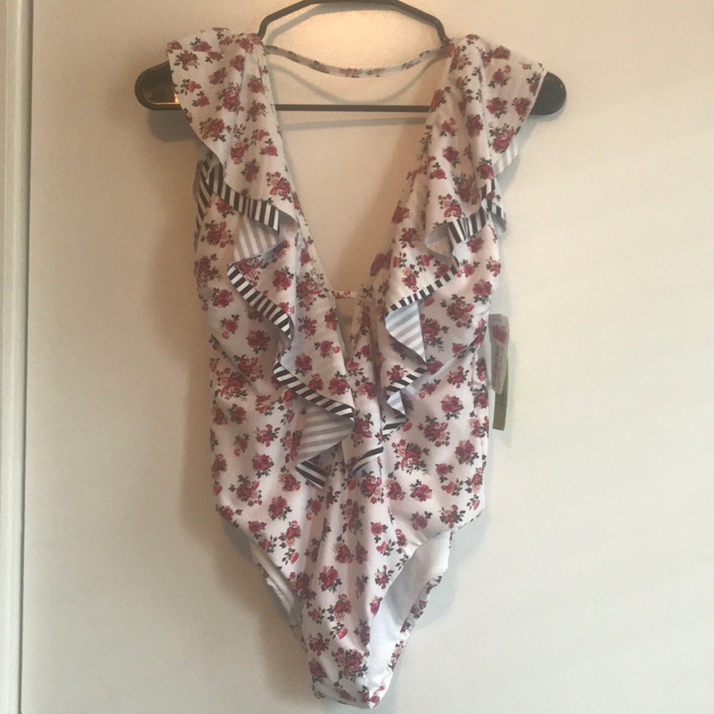 Adorable new Gianni bini floral/stripped swimsuit